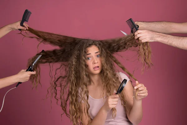 Friseurkonzept Schöne Junge Frau Mit Langen Lockigen Haaren Hände Den — Stockfoto