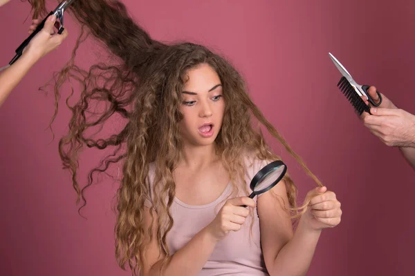 Friseurkonzept Schöne Junge Frau Mit Langen Lockigen Haaren Hände Den — Stockfoto