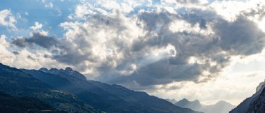 Dağlar, dramatik gökyüzü, İsviçre, Canton St. Gallen. Arka planda dağlar olan bulutlar, İsviçre Alpleri, gün batımında.