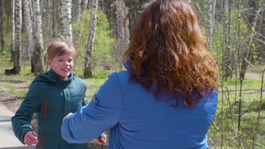 Annesi, karşılamak için çocuk-oğul ishal yavaşça ona sarılmak. Anne sevgi dolu mutlu bir aile.