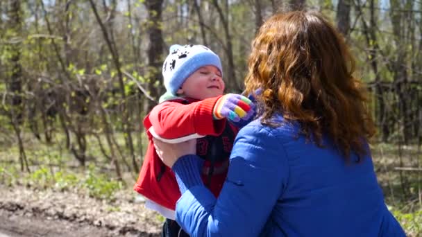 El niño corre hacia su madre, la abraza suavemente. Familia feliz, padres cariñosos . — Vídeos de Stock