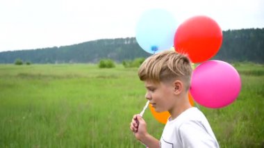 Mutlu küçük bebek, balonlarla koşturup eğlenceli. Açık rekreasyon. Kutlama ve eğlence. Childs'ın Doğum günü