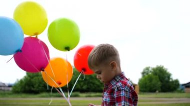 Mutlu çocuk parkta balon ile oynuyor. Yürüyüş ve açık aktiviteler