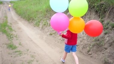 Mutlu küçük bebek, balon ile oynarken eğlenceli. Açık rekreasyon. Kutlama ve eğlence.