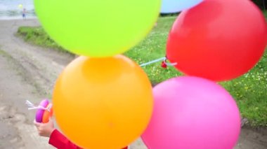 Mutlu çocuk parkta balon ile çalış.
