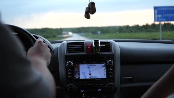 Familj resa. Familjen går med bil på motorvägen. Solnedgång — Stockvideo