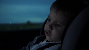 Çocuk seyahat hareket arabada. Akşam saat, gece yol