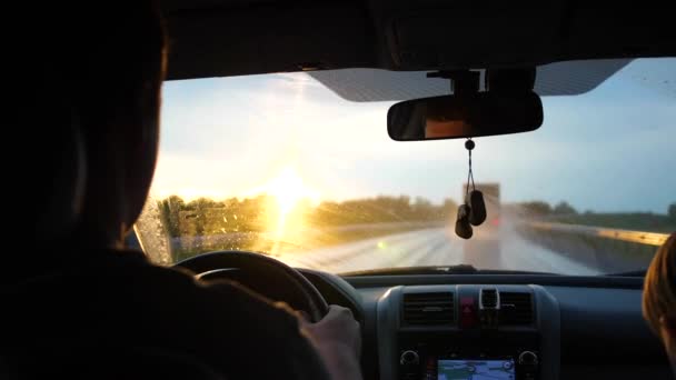 Aile gezisi. Aile otobanda arabayla gider. Gece yol, gün batımı — Stok video