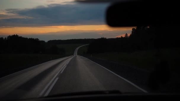 Route de nuit, coucher de soleil. Voyage en famille. La famille va en voiture sur l'autoroute . — Video