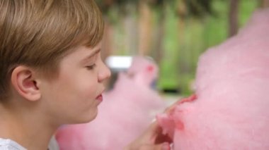 Parkta pamuk şeker yemek bebek. Tatlı ve havadar tatlı. Çocuğun Doğum günü.