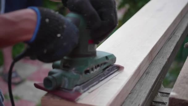 Man-Builder, travaillant sur un établi avec des outils électriques. Construction d'objets en bois. Traitement des planches en bois avec un outil — Video