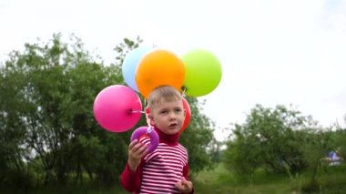 Mutlu çocuk parkta balon ile oynuyor. Yürüyüş ve açık aktiviteler