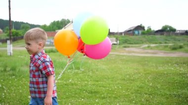 Mutlu çocuk parkta balon ile oynuyor. Yürüyüş ve açık aktiviteler