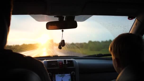 Aile gezisi. Aile otobanda arabayla gider. Gece yol, gün batımı — Stok video