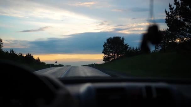 Nacht weg, zonsondergang. Familie-uitstapje. De familie gaat met de auto op de snelweg. — Stockvideo