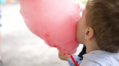 Parkta havadar pamuk şeker bir çocuk. Childs'ın Doğum günü