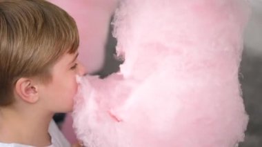 Parkta pamuk şeker yemek bebek. Tatlı ve havadar tatlı. Çocuğun Doğum günü.