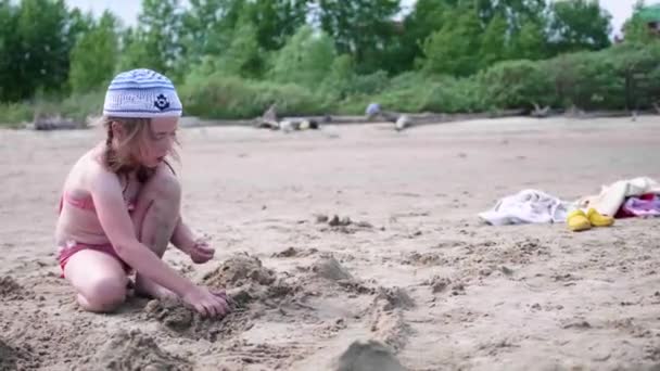 Dítě hrající s pískem na pláži. Letní slunečný den, dobrou náladu. — Stock video