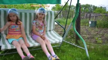 İki kız kardeş bir dön dön. Açık istirahat ve eğlence. Yaz günü.