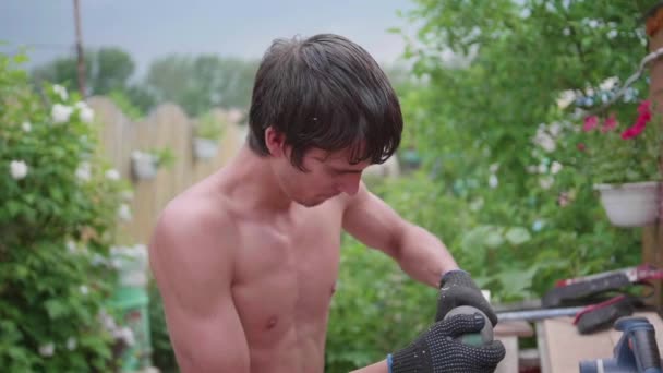 Menschenbauer, der an einer Werkbank mit Elektrowerkzeugen arbeitet. Konstruktion von Objekten aus Holz. Bearbeitung von Holzbrettern mit einem Werkzeug — Stockvideo