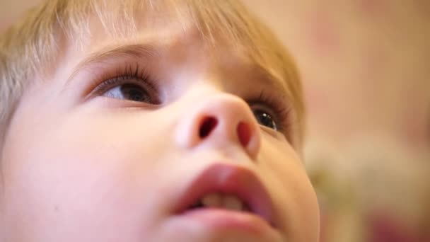 Küçük çocuk yakın çekim yüz çocuk kapat-düzenleyebilirim yüzü — Stok video