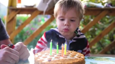 Çocuğun babası ile onun doğum günü kek üzerine mum dışarı darbeler