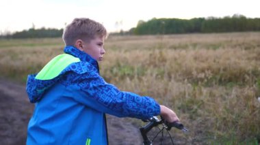 Genç bir bisiklete binmek, temiz havada spor yapıyor. Seyahat ve aktif eğlence