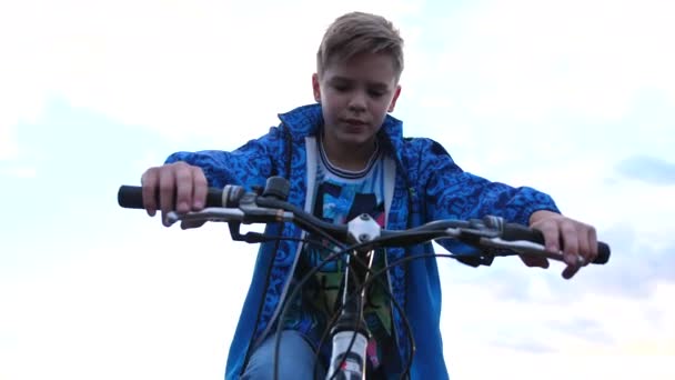 Teenager riding a bike, doing sports in the fresh air. Travel and active entertainment. Moments of happy childhood — Stock Video