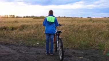 Seyahat ve aktif eğlence. Bir bisiklete binmek, Genç temiz havada spor yapıyor.
