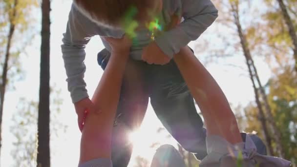 Mutlu bir aile. Anne oğlunu kucağında çocuk gülümsüyor tutar. Güneş ve gökyüzü mutlu Childs'ın yüz arka plan üzerinde — Stok video