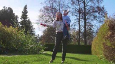 Park'ın bahçesinde oynayan bir çocuk ile genç bir kız. Sabun köpüğü kız yapar ve çocuk onları yakalar. Bir tatil ve iyi bir ruh hali