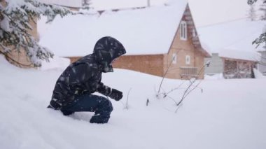 Çocuk kar yavaş içine düşüyor. Aktif spor açık havada. Kış güneşli gün