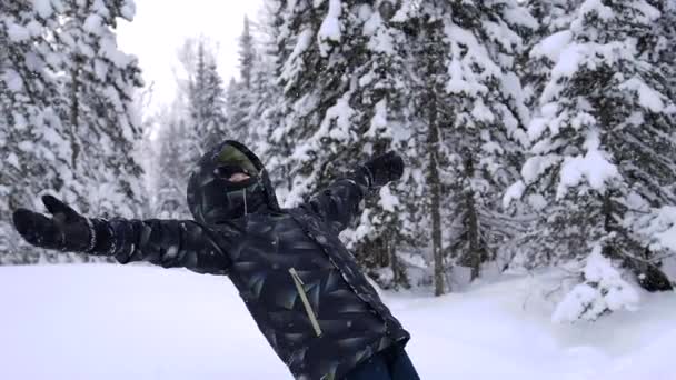 Kind fällt in Zeitlupe in den Schnee Aktivsport im Freien. Sonniger Wintertag — Stockvideo