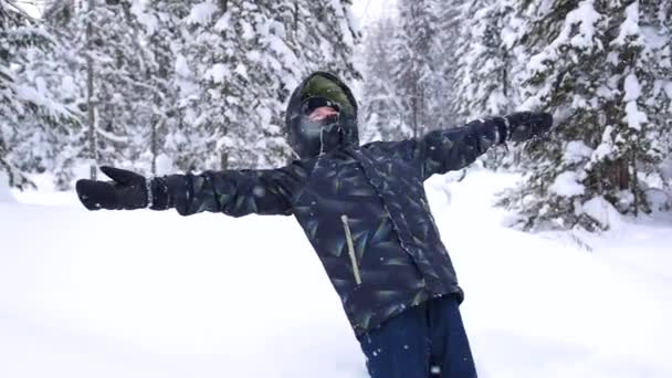 Kind fällt in Zeitlupe in den Schnee Aktivsport im Freien. Sonniger Wintertag — Stockvideo