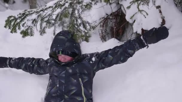 Il bambino cade nella neve al rallentatore. Sport attivi all'aria aperta. Inverno Giorno soleggiato — Video Stock