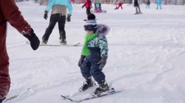 Çocuk bir eğitmen ile kayak yapmak öğrenir. Kayak Merkezi. Aktif spor