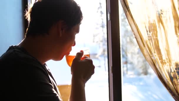 Tipo Manhã Cedo Parado Janela Beber Chá Quente Inverno Dia — Vídeo de Stock