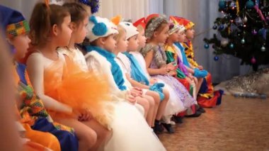 Novosibirsk, Rusya Federasyonu - Ocak 1,2018: çocuk Karnavalı. Küçük çocuklar karnaval kostümleri giyindin. Oturup Festival performans