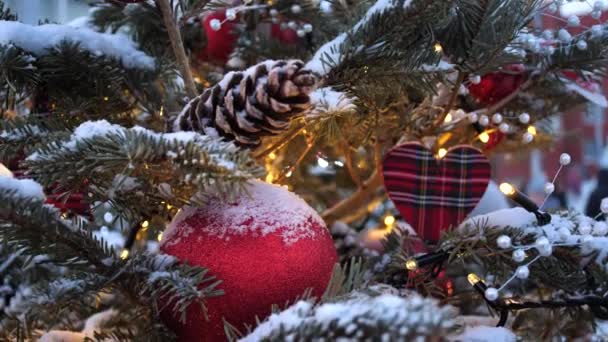 Utcai karácsonyfa. Karácsonyi bálok, girlandok és lucfenyő fa dekoráció — Stock videók