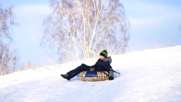 雪の山に乗る男。スローモーション。雪に覆われた冬の風景。屋外スポーツ — ストック動画