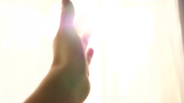 Elleri ışığında kız oynar. El yakın çekim