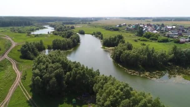 Drone járat a folyón. szép kis szigetek. A település, a folyó közelében — Stock videók