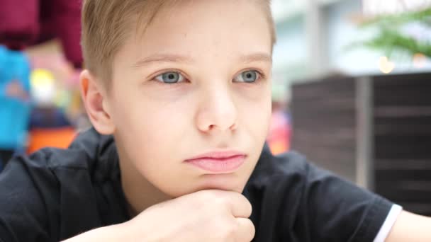 Young guy looking into the distance, face close-up — 비디오