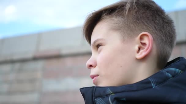 Mattina passeggiando all'aperto nel Parco. Un giovane ragazzo è impegnato nello sport nella natura . — Video Stock