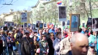 Novosibirsk,Rusya - 9 Mayıs 2019: Ölümsüz alay. 9 Mayıs. İnsanlar, savaşta ölen ölü akrabalarının fotoğrafını taşıyorlar, ebedi hatıranın onuruna..