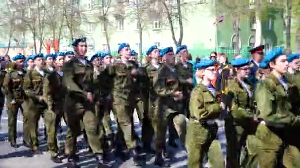 NOVOSIBIRSK, RÚSSIA - 9 de maio de 2019: Meninos e meninas marchando. Eles carregam uma coroa de flores para colocar no monumento — Vídeo de Stock