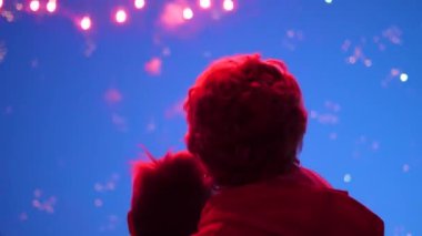 havai fişek gökyüzüne aile bakmak. Işıklar gece gökyüzünde