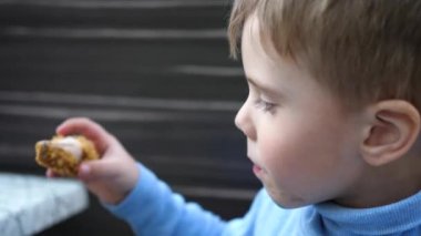 Bir fast food restoranında kızarmış tavuk yiyen bebek, yakın çekim