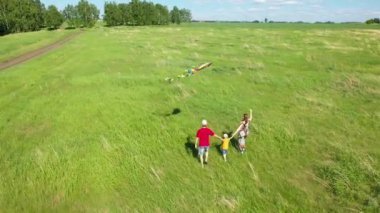 Aile hafta sonu. Çocuk sevgisi ile aile uçan yılan ile çalıştırmak için, kırsal eğlenmek.