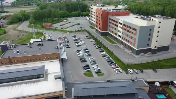 Parking near the shopping center. Cars are parked or leave the Parking lot. — Stock Video